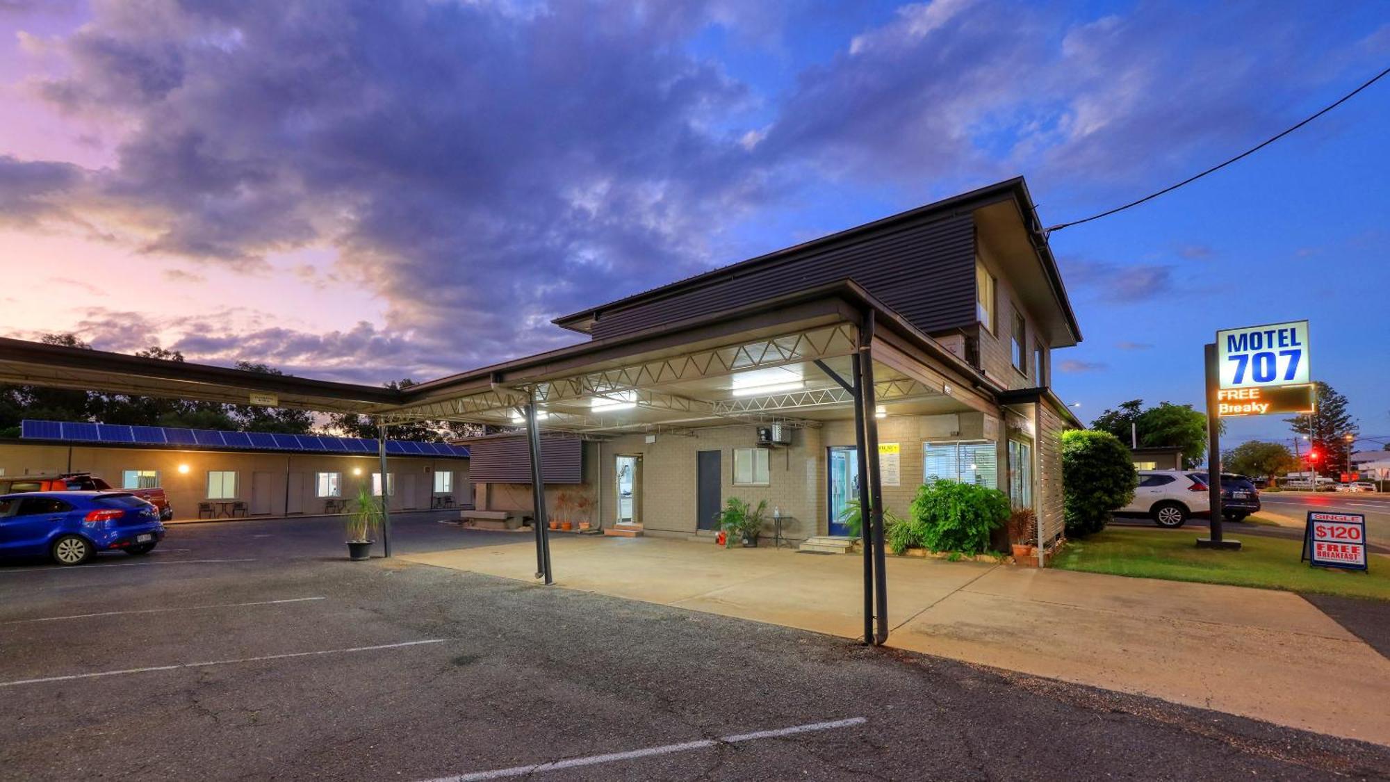Motel 707 Emerald Exterior photo